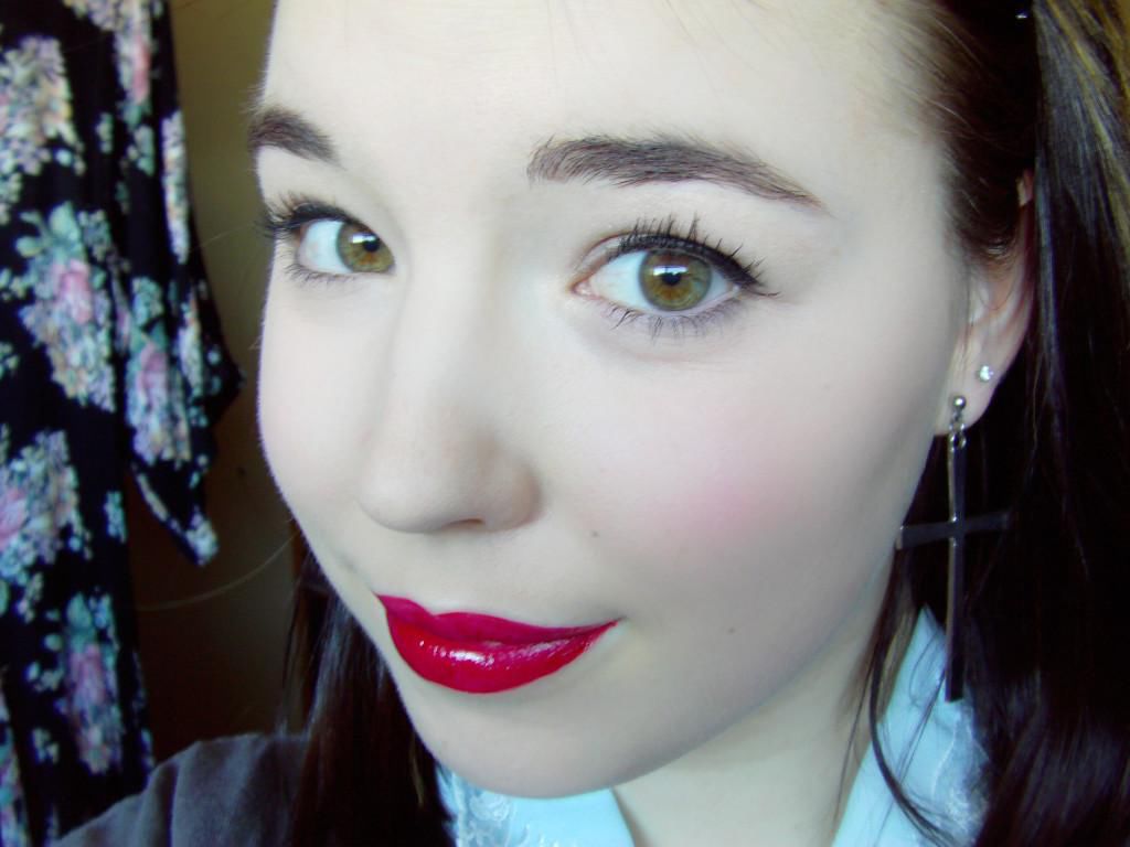 To begin, apply Revlon ColorStay Foundation and Maybelline Dream Lumi Touch concealer, topped with a Physician&#8217;s Formula Happy Booster rose blush. Jordan then groomed her brows and set them in place with a brow gel. Her eye-shadow is Rimmel Scandaleyes Eyeshadow Stick in bulletproof beige, and her eyeliner is Master Precise by Maybelline in black. Her eyes are completed with CoverGirl&#8217;s Clump Crusher Mascara.