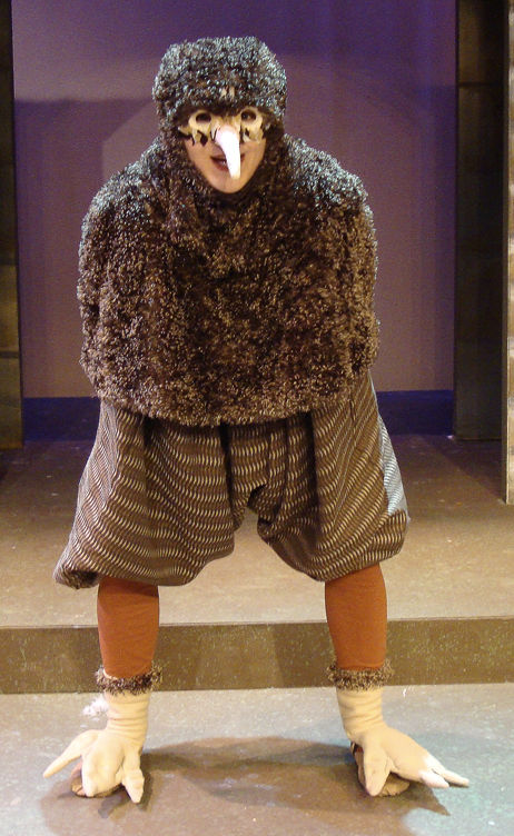 Susan Mai, dise&#241;adora de disfraces y profesora de ESU, tiene modelos que se miden sus disfraces para la producci&#243;n de &#8220;The Birds&#8221; el jueves en King Hall. Sus disfraces fueron seleccionados para un festival nacional de teatro en Des Moines, Iowa.&#160;