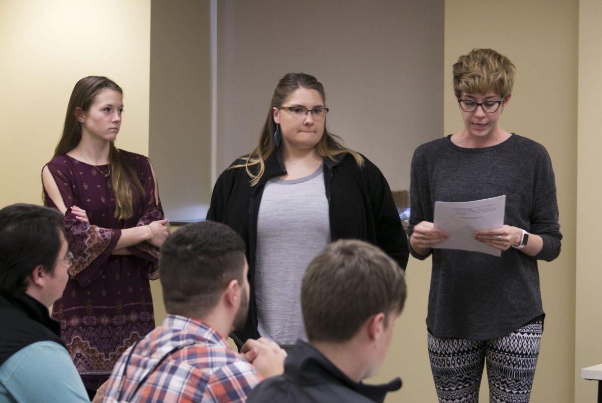 Lindsy Whitlow, Ashlee Wenrick y Samantha Hobson, estudiantes graduadas en ciencia forense, presentan su propuesta al ASG para Alpha Alpha, cap&#237;tulo de Delta Delta Epsilon el jueves pasado. Alpha Alpha es un grupo para becas y servicios para estudiantes, facultad y profesionales en la comunidad de ciencia forense.