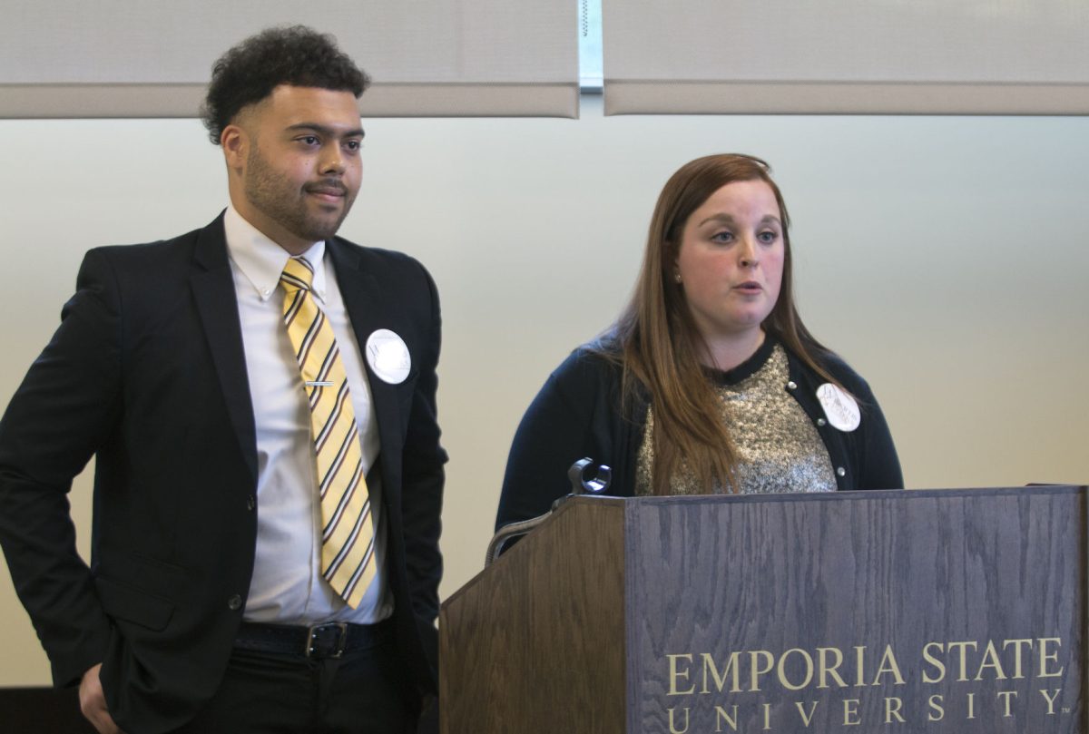 Elijah Williams, candidato para presidente, estudiante de &#250;ltimo a&#241;o en ciencias pol&#237;ticas y econom&#237;a y actual presidente de ASG y Jessica Parks, candidata para vicepresidenta, estudiante de &#250;ltimo a&#241;o en ciencias pol&#237;ticas y actual directora legislativa de ASG, participan en el debate presidencial el jueves pasado en el cuarto PKP en el Memorial Union. La votaci&#243;n terminar&#225; hoy a las 5 p.m.
