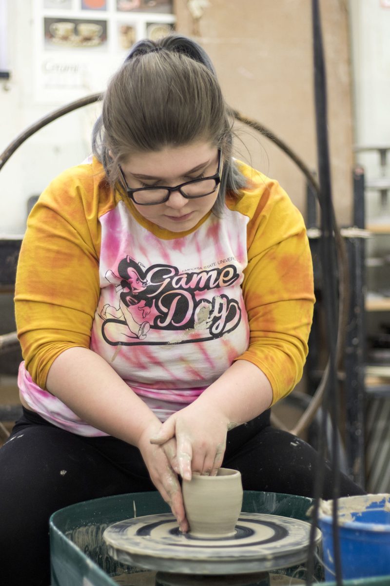 Zoe Gillis, estudiante de segundo a&#241;o en pintura, trabaja con arcilla en su clase ayer en King Hall. El grupo de arcilla tendr&#225; ceramica de venta de las 9 a.m. a las 4:30 p.m. del 28 de febrero al 2 de marzo en Main Street para juntar dinero para caridad y conferencias.&#160;
