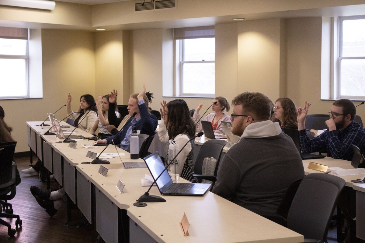 &#160;Los senadores del Associated Student Government votan para aprobar una resoluci&#243;n en relaci&#243;n al recorrido de seguridad anual que tuvo lugar el 13 de abril. Las inquietudes que fueron reportadas durante el recorrido incluyen brechas entre las luces de emergencia, mala iluminaci&#243;n en &#225;reas espec&#237;ficas y, calles y pasos de peatones inseguros. De igual forma, algunas de estas inquietudes ya se hab&#237;an reportado en el recorrido de seguridad de 2019.