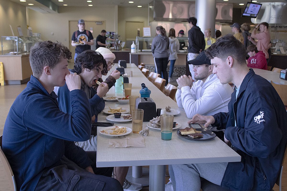 Clayton Epley estudiante de segundo a&#241;o de la carrera de negocios, Evan Havran estudiante de &#250;ltimo a&#241;o de la carrera de comunicaci&#243;n y, Ross Ehrsam, Blake Olmsted y Adam Hernandez estudiantes de pen&#250;ltimo a&#241;o de la carrera de marketing, comiendo juntos el pasado lunes en el Hornet&#8217;sNest.&#160;