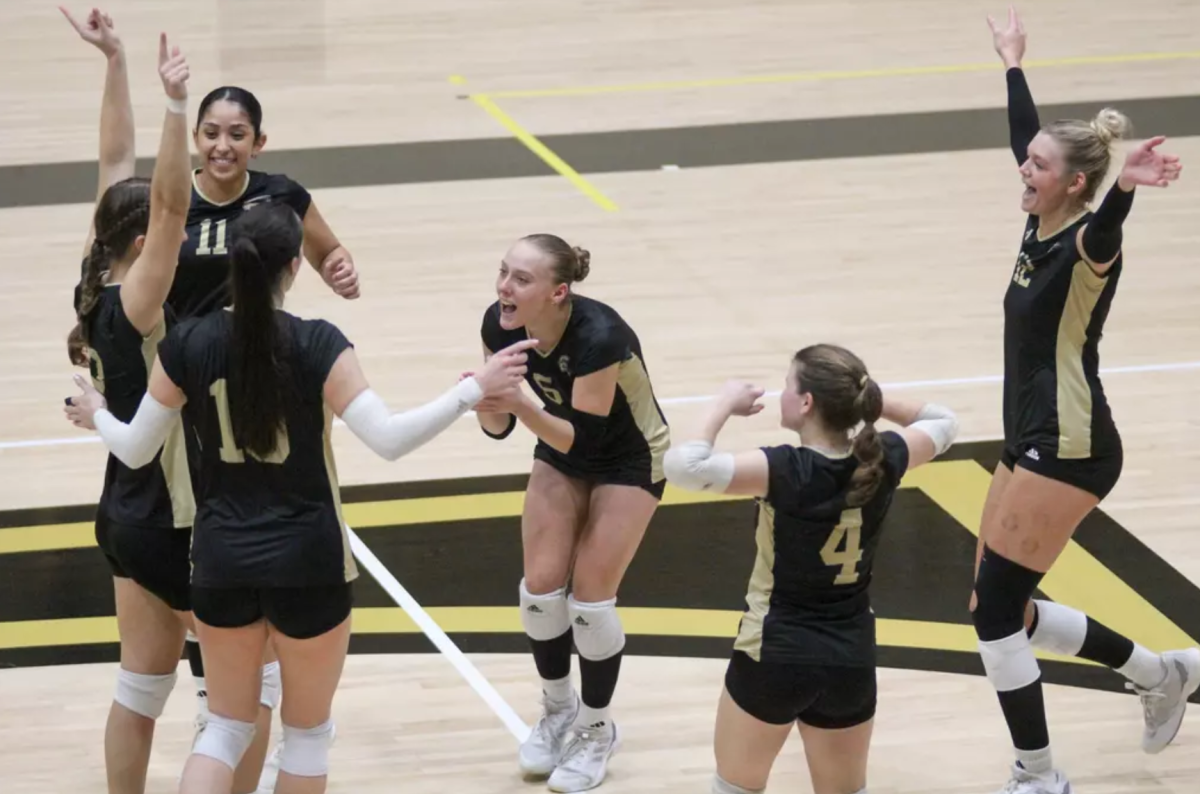 Hornet Volleyball sweeps Bearcats 3-2